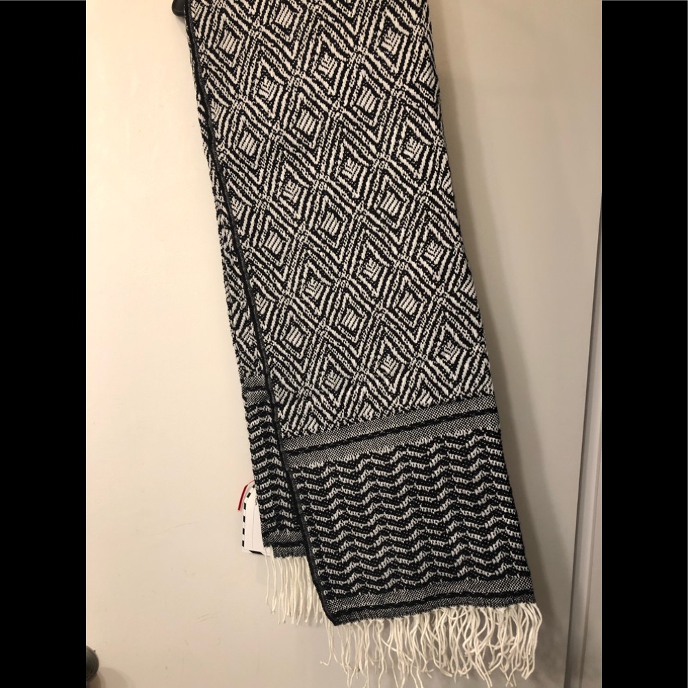 Super soft patterned blanket! Brand new in package - Picture 4 of 8